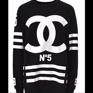 COPY - Trendy sweatshirt with Chanel logo